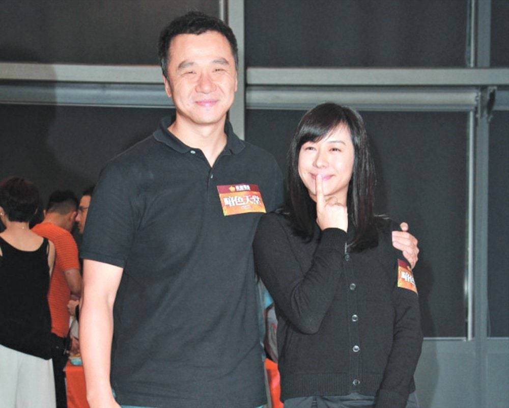 林嘉欣 袁劍偉 2015年夫妻檔合作《暗色天堂》，二人近年已少有合體現身。