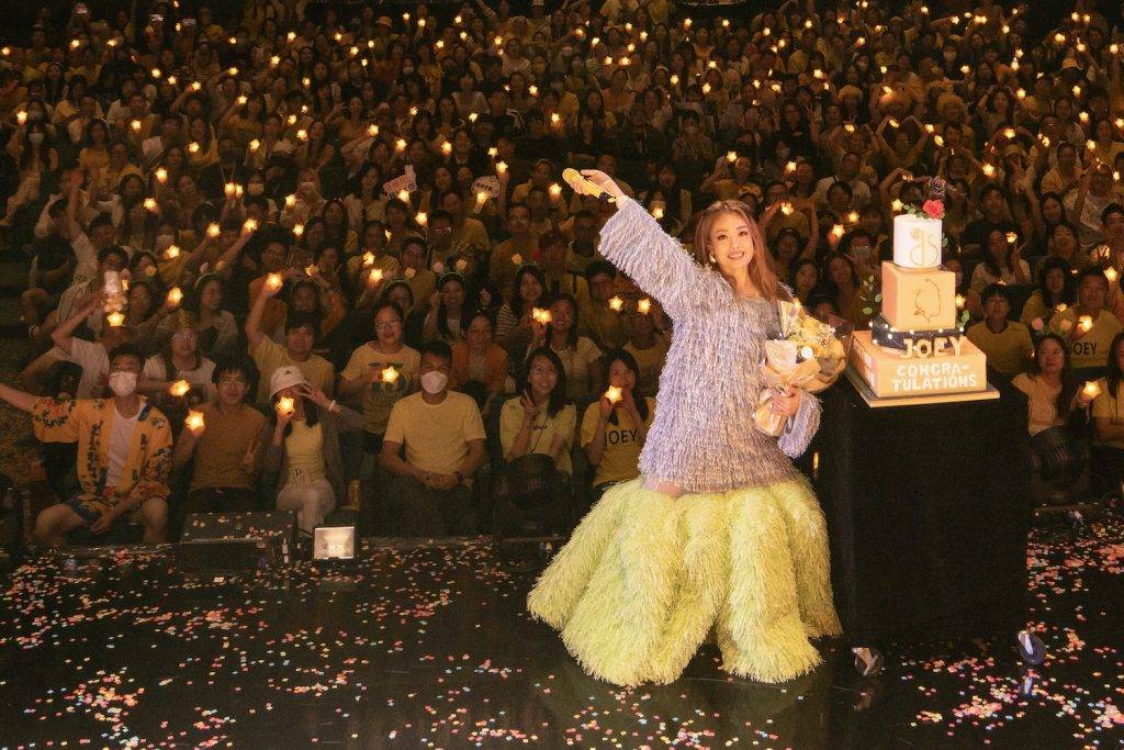 容祖兒演唱會 歌單 容祖兒演唱會 5大亮點 歌迷亦為她準備了一個幾層的生日蛋糕，補祝她之前6月生日，大家一起大合照！