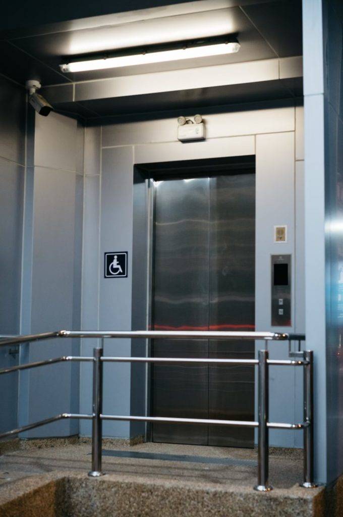 電梯 外賣員 外賣員 當他去到大廈樓下時，保安指大樓內6部電梯皆出現故障