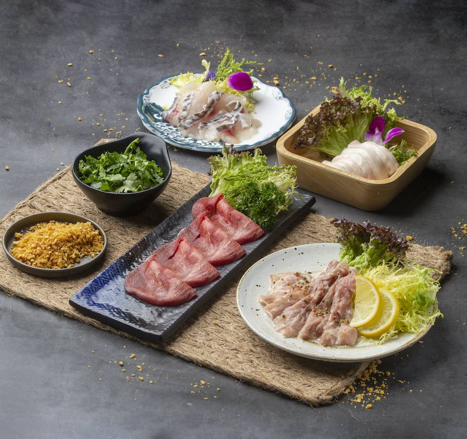 圍方餐廳 大圍店獨家推出四款分店限定食材，包括牛舌、牛骨髓、日本赤雞雞爽肉及脆鯛魚片