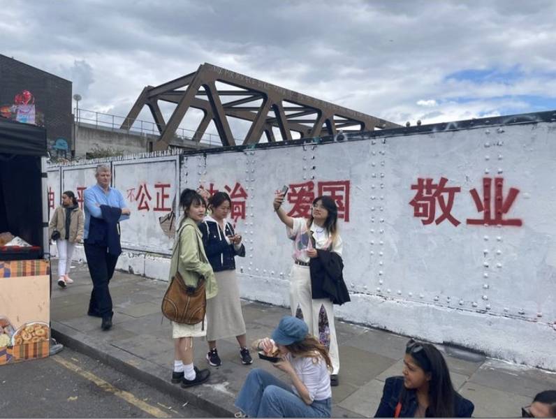 塗鴉 雖然「yique一鵲」此舉是為了宣揚中國文化，但在 Instagram 上卻有不少中國網民怒斥他的行為，也有不少中國人趕來打卡。