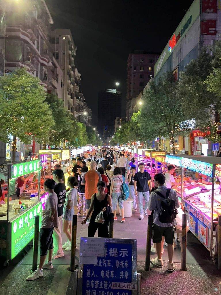 深圳夜市 人來人往，非常熱鬧