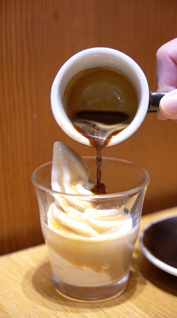Muji 將特製的濃縮咖啡澆淋在以北海道3.5牛奶製成的軟雪糕之上，口味匹配