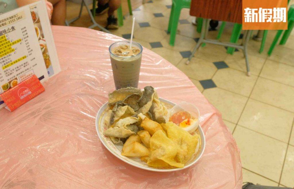 香港仔美食 招牌炸三寶細）$65，包有炸魚皮、炸蝦雲吞、和炸魚片頭。