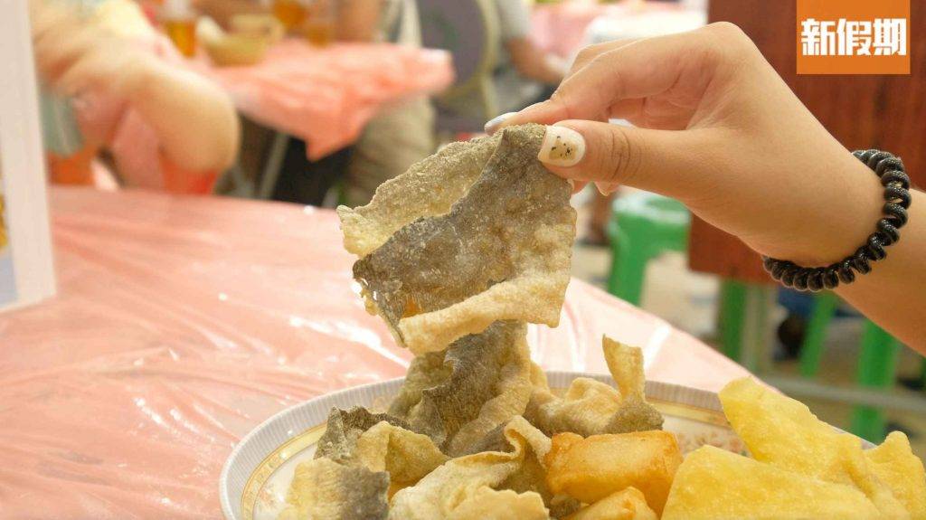 香港仔美食 招牌炸三寶中的炸魚皮大大塊，炸到卜卜脆！