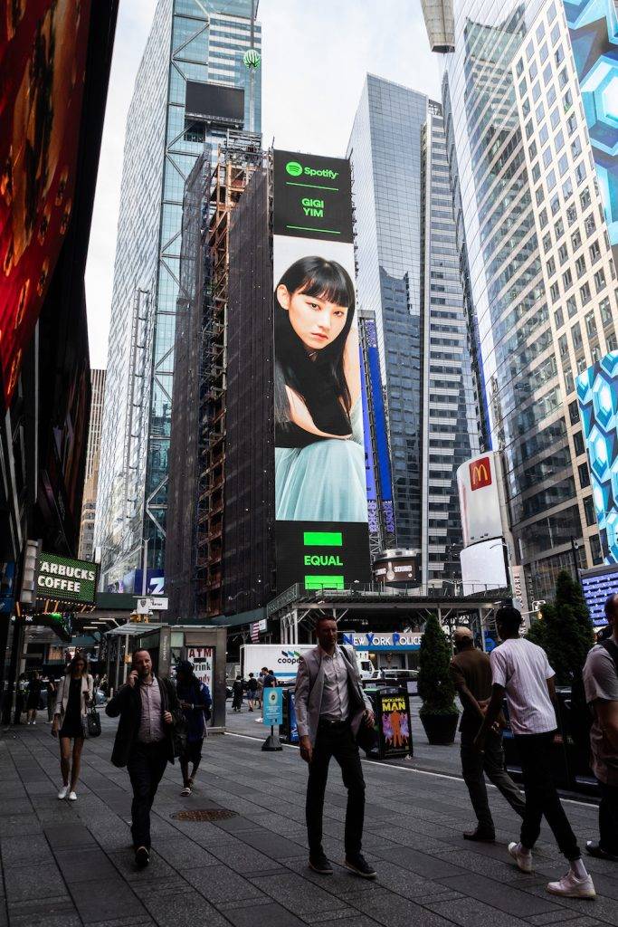 炎明熹 gigi Gigi以18岁之龄，成为香港最年轻女歌手，登上座落纽约曼哈顿区的时代广场巨型LED屏幕！