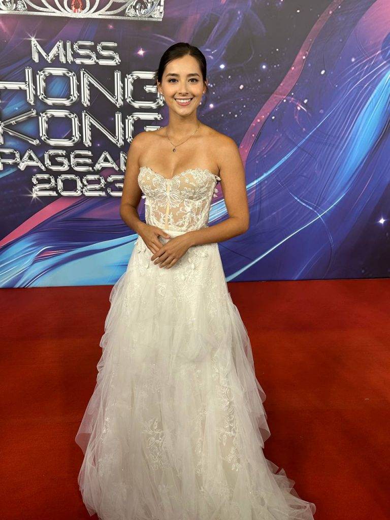 香港小姐2023 红地毡 谢嘉怡亦已低胸晚装示人。