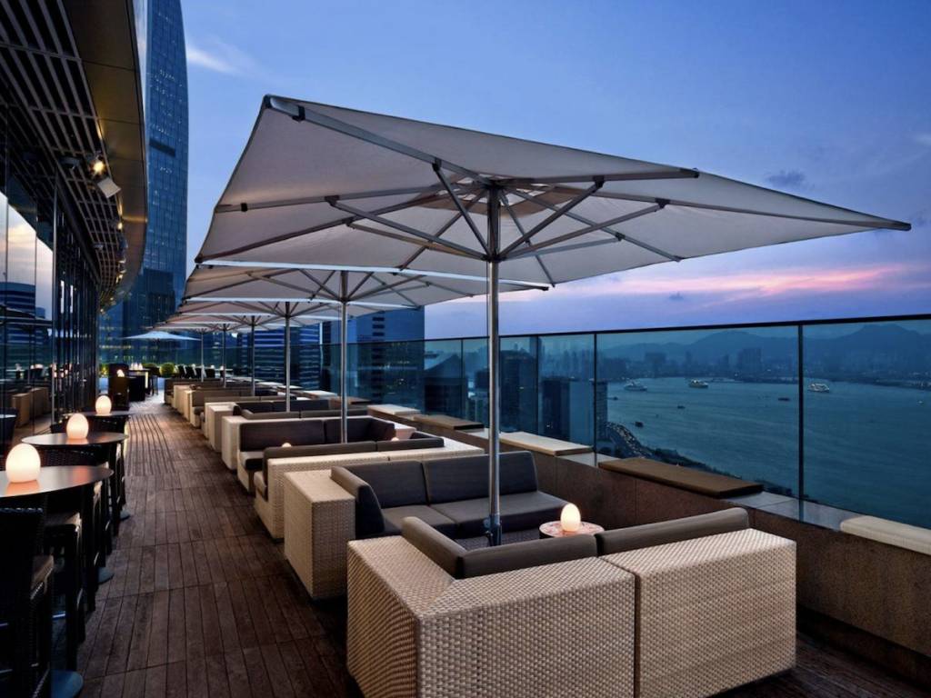 天台酒吧 Sugar Bar坐落於東隅32樓，加上寬敞的室外露台，讓你能夠盡覽九龍東的景色