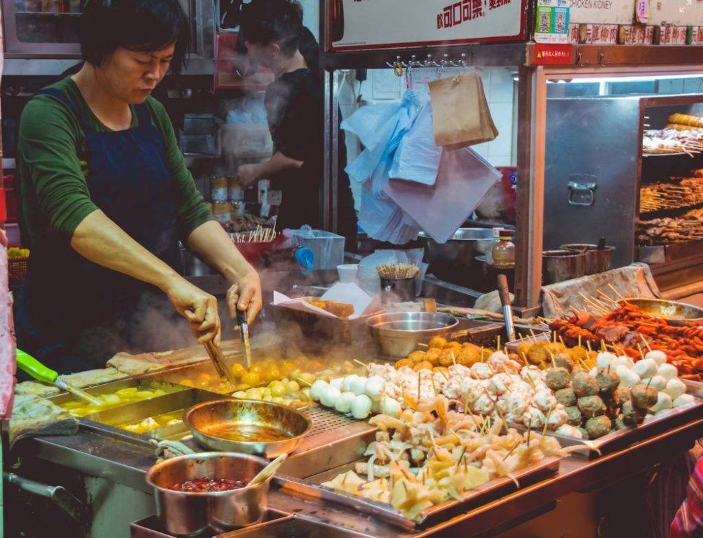香港夜市 咖哩豬皮魚蛋等等是香港人氣街頭小食