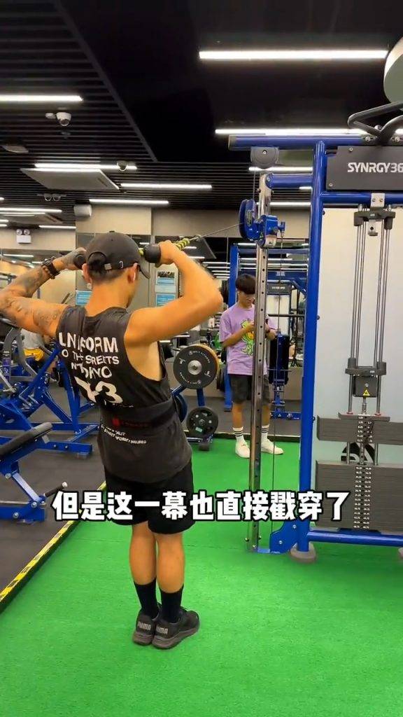 中產 打工仔再分享凌晨的香港健身房，深夜的健身室依然很多人，「瘋狂的在拉伸、擼鐵、跑步」。