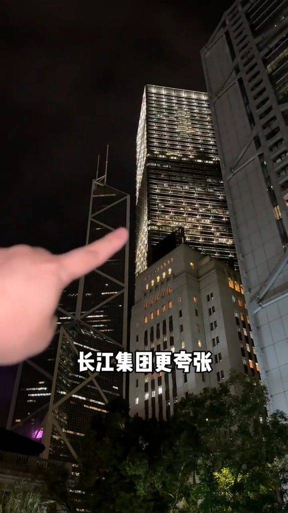 中產 打工仔形容凌晨 12 點的中環依然是燈火通明人頭湧湧，指出匯豐大廈、長江集團、中銀大廈等等凌晨 12 點依然開著燈，指出加班在香港是常態。