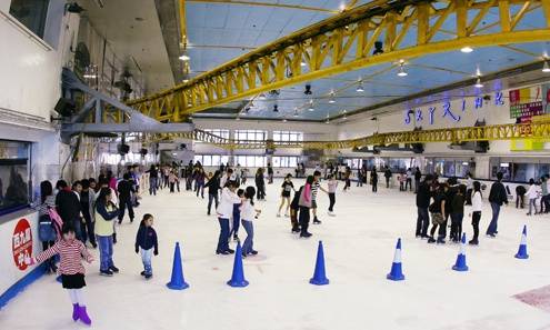 溜冰場推介 溜冰場推介2023｜1. 飛龍冰上樂園｜坐落於西九龍中心8樓，擁有一個佔地17,000平方呎的真雪溜冰場。