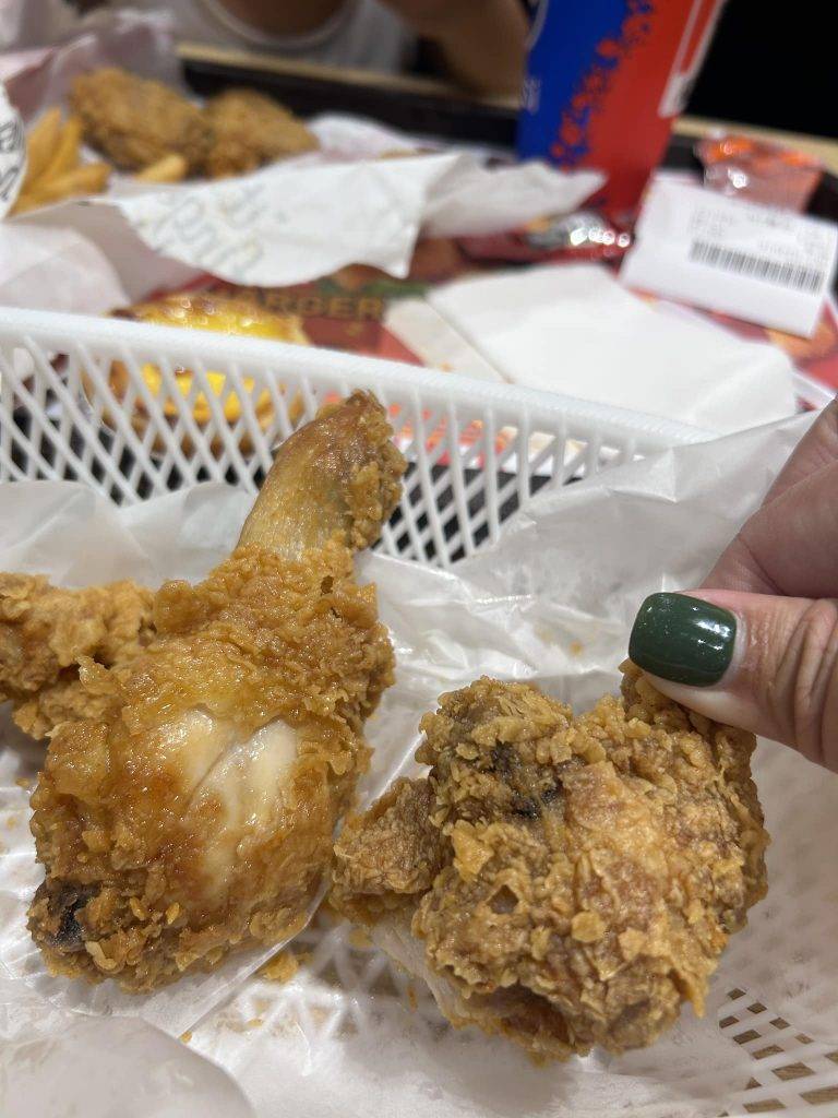 KFC 從圖可見右邊炸雞相當細隻。