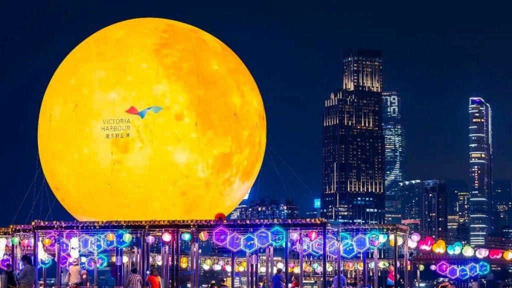 中秋好去處 巨型月亮 灣仔夜市 設於北角「東岸公園主題區」的8米巨型月球