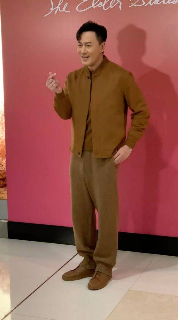 林峯 張馨月 林峯出席時裝品牌活動時應記者要求尷尬比心心，場面非常爆笑。