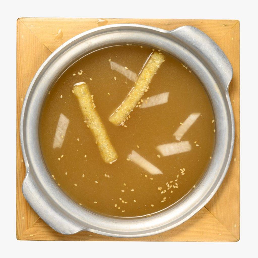 牛涮鍋 日本胡椒牛骨湯，以牛骨為基礎，搭配胡椒調味，帶來肉香微辛的風味。