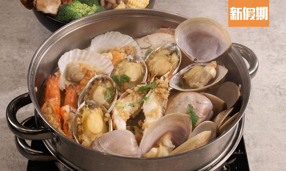  任食大閘蟹 大閘蟹 「極上蒸海鮮」，包括鮑魚、日本扇貝、沙白、海蝦、貴妃蚌、魚肉片等