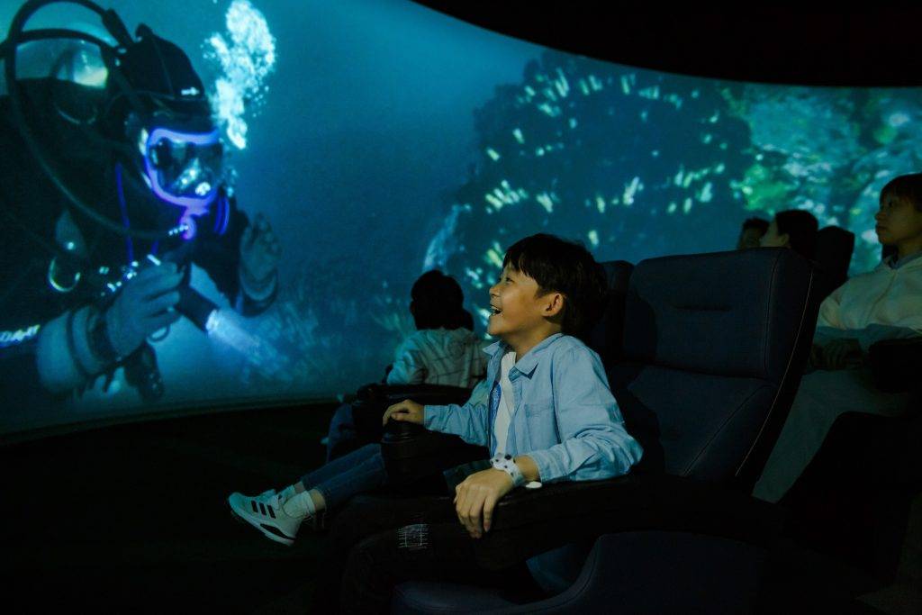 珠海親子遊 「橫琴國家地理探險家中心」共設近15項新奇有趣的互動體驗設施，是全球第三家，華南首家由美國國家地理授權的親子高科技室內娛樂專案。