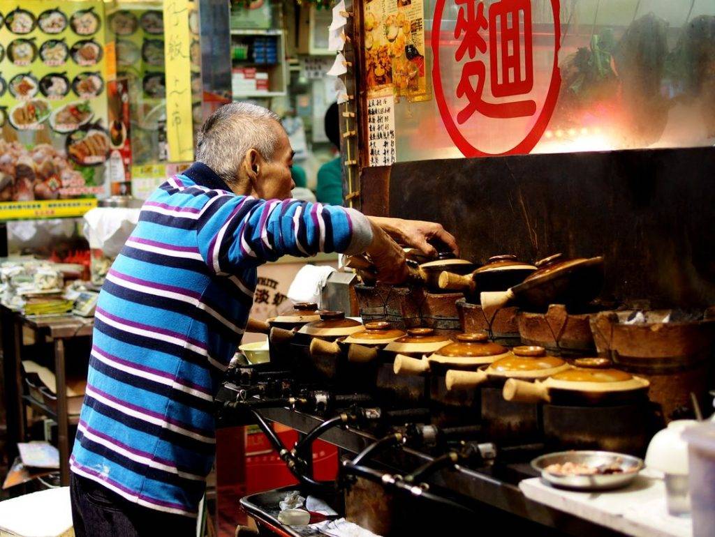 煲仔飯 深水埗德豐打冷，每逢秋冬季都會供應時令煲仔飯。