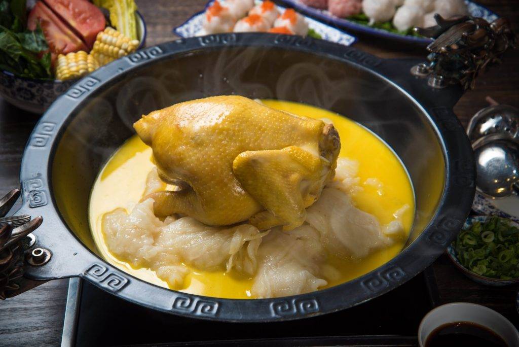 火鍋 「花膠雞濃湯鍋」，以大量三黃雞每日新鮮熬製數小時而成