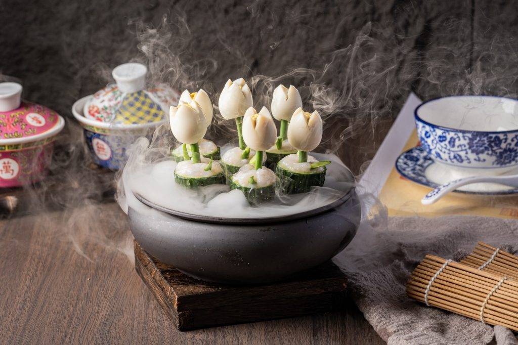 火鍋 火鍋擺盤更是精美獨特，每道菜品都能呈現出精緻、豐富多彩的風味，讓人一看就垂涎欲滴。