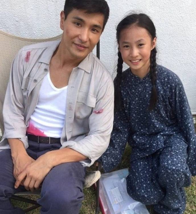 城寨英雄 重点 现年16岁锺柔美Yumi）童星出身，自2015年已经参演不同TVB剧集，其中在《城寨英雄》亦有佢嘅演出，与陈展鹏合作过。