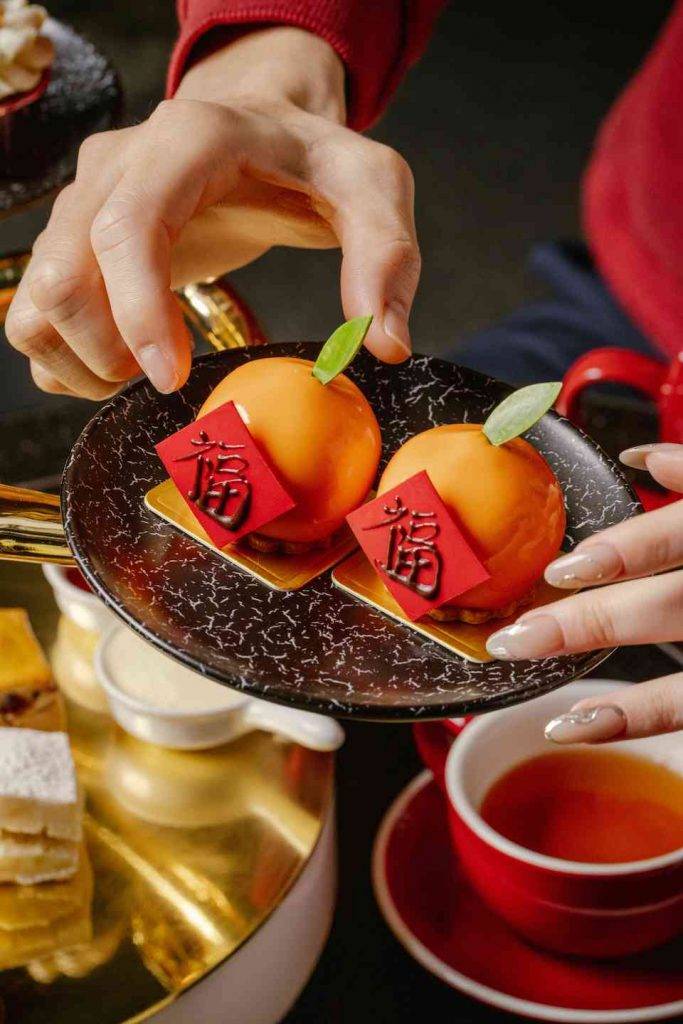 情人節下午茶 酒店 換上新年造型的鹹點小食和甜點—如鵝肝配辣椒黑朱古力、栗子蒙布朗蛋糕、蔓越莓果醬杯等