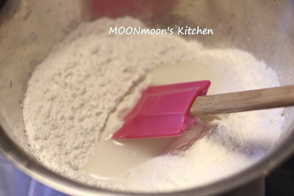 湯圓食譜 1. 糯米粉放入大碗中，中間加水，拌成幼滑粉糰。