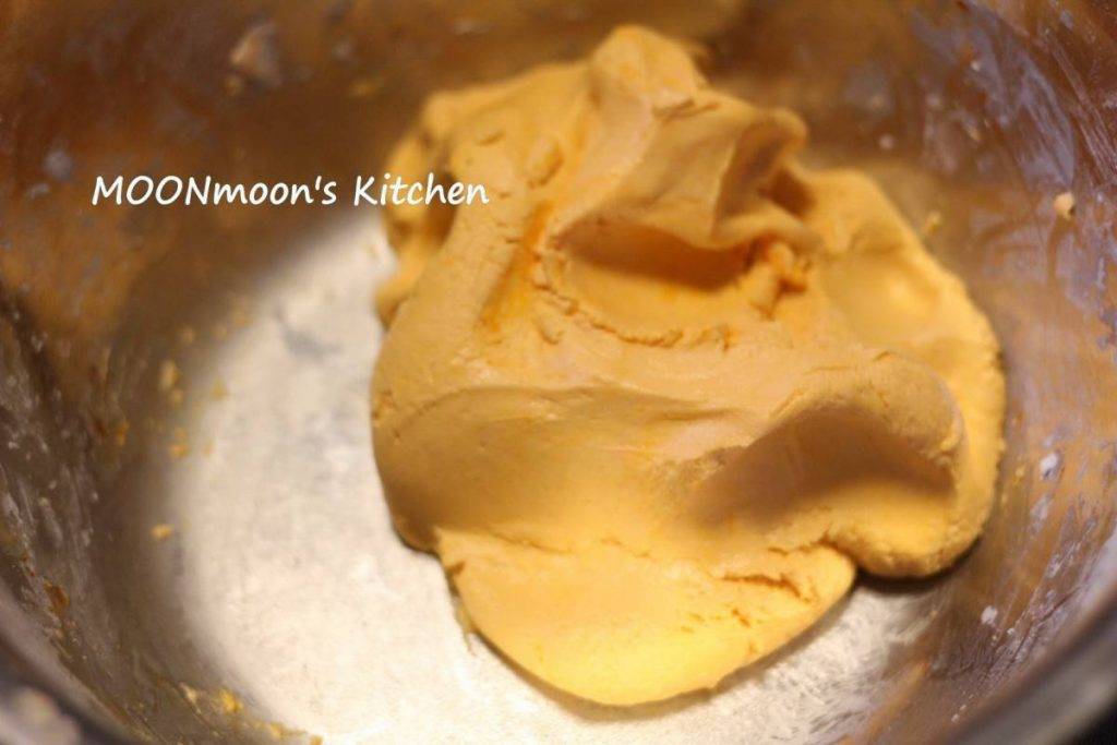 湯圓食譜 3. 大粉糰加入適量花紅粉拌成橙色粉糰，分成10g一份，搓圓。（圖片來源：Moonmoon Kitchen – Sandy Mama
