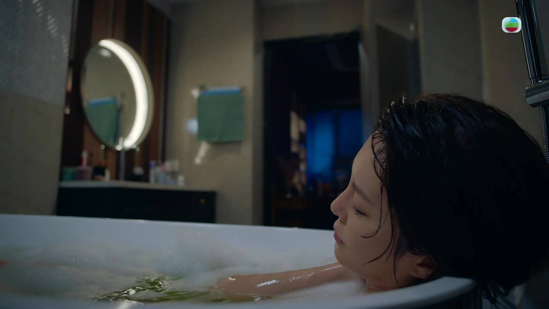 Rachel 扮食完安眠药去浸浴嚟到博同情，好奸。（图片来源：TVB）