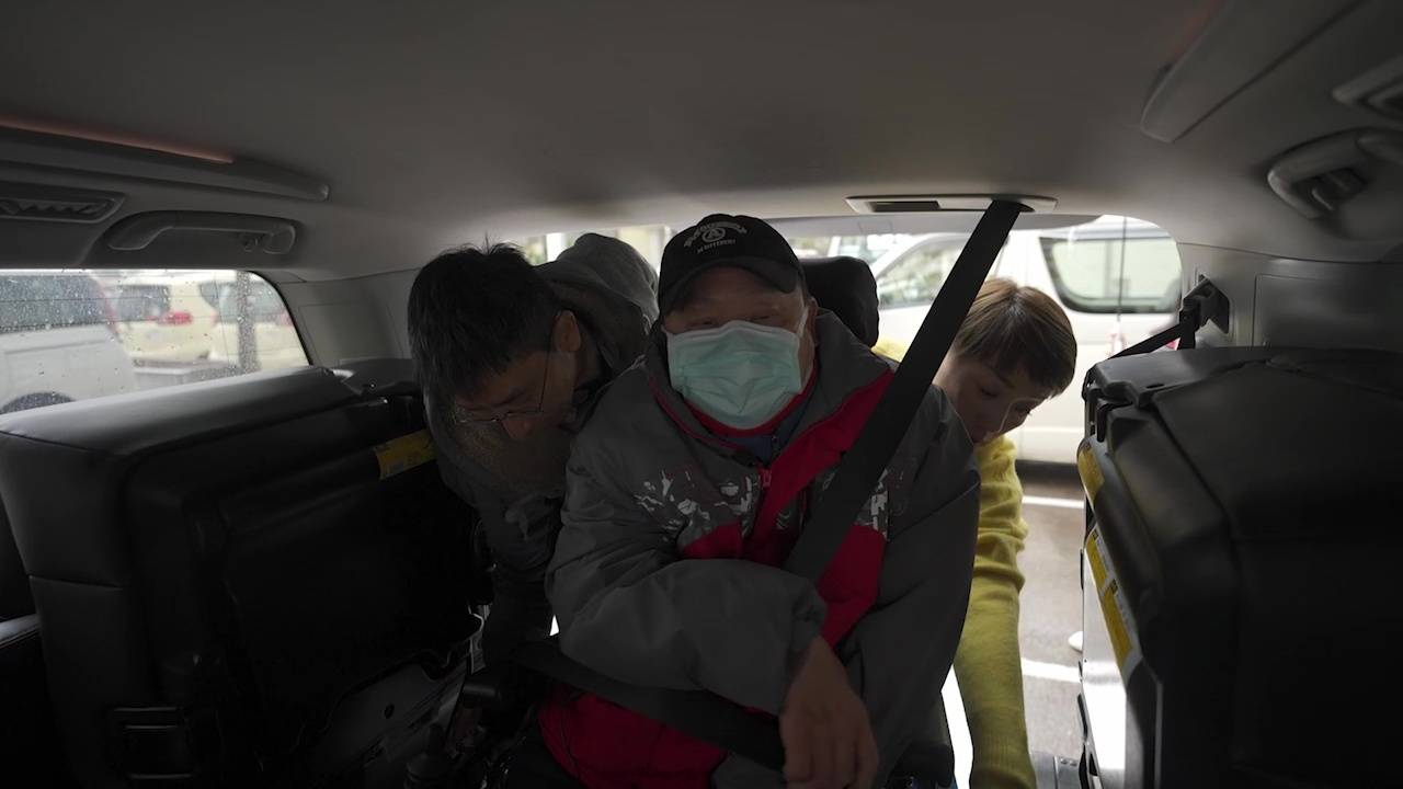 美仪跟住义载司机吉哥接送一对夫妇游山顶。（图片来源：TVB）