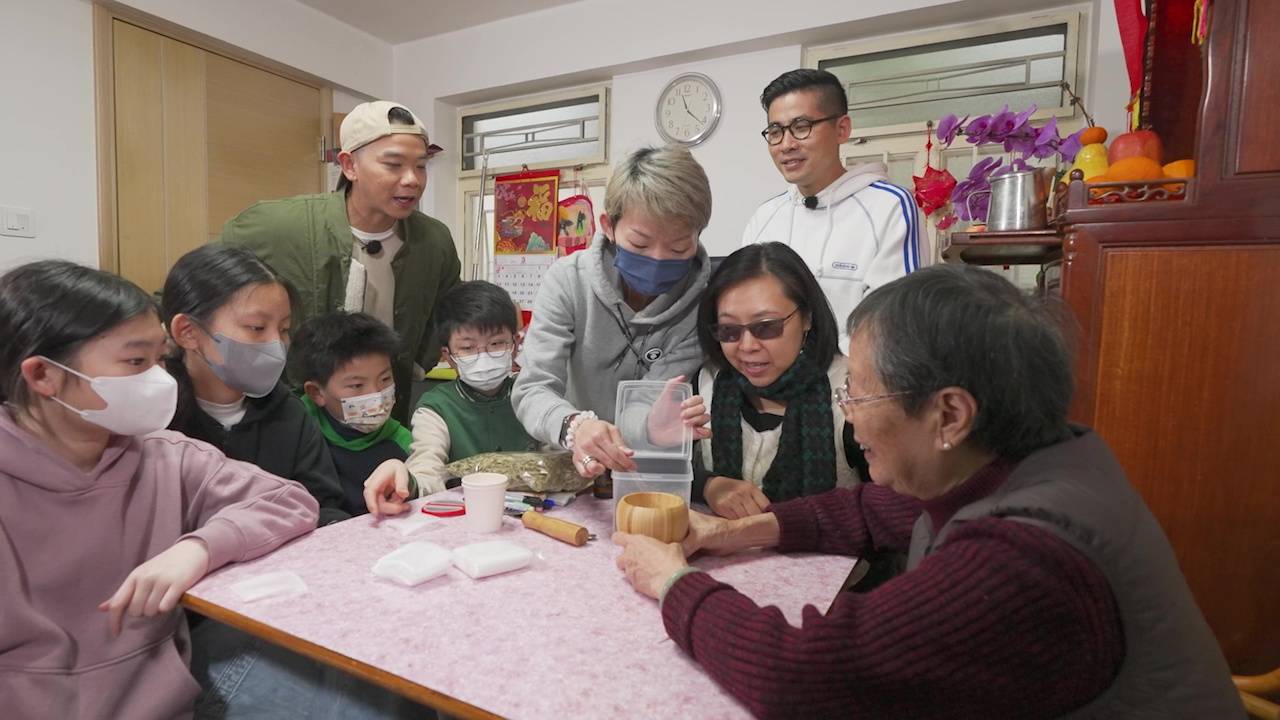 林医师带领一班小好人做义诊。（图片来源：TVB）
