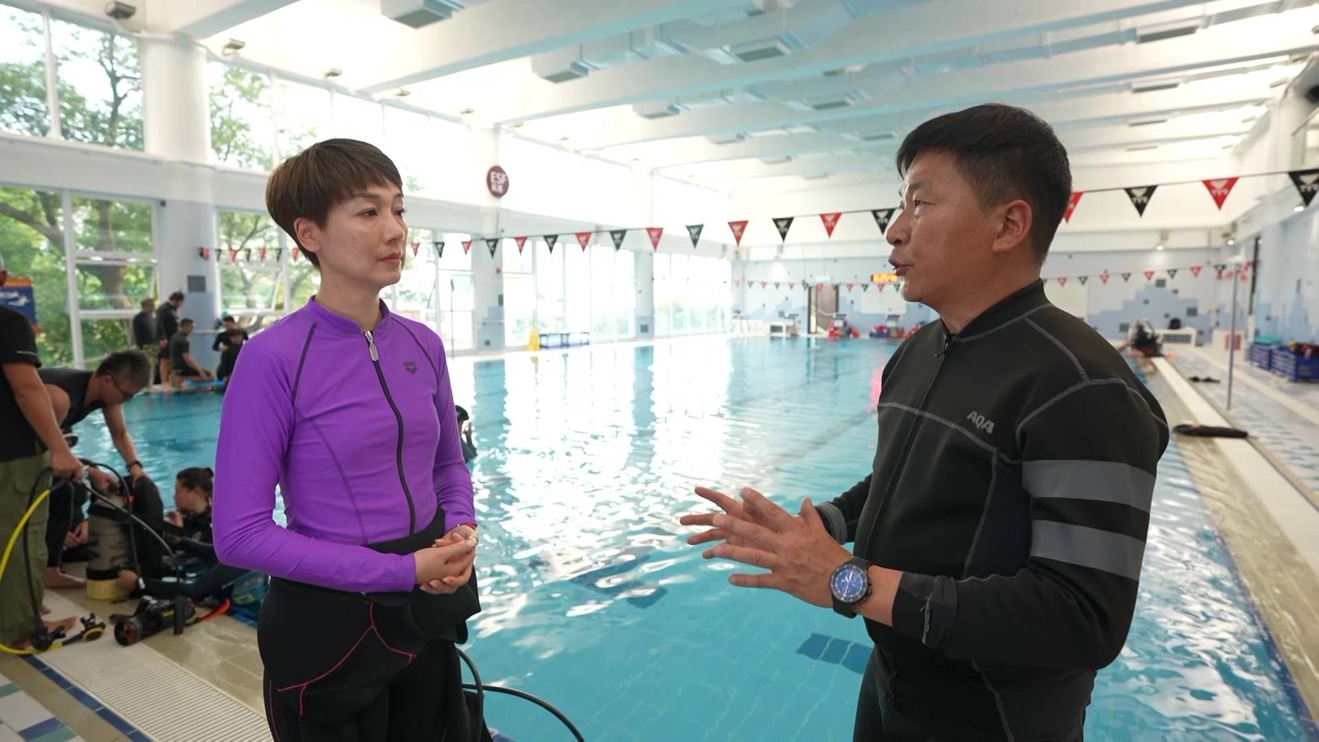 Stephen 除咗教伤健人士潜水，仲为国际伤健潜水协会（香港）免费提供潜水装备。（图片来源：TVB）