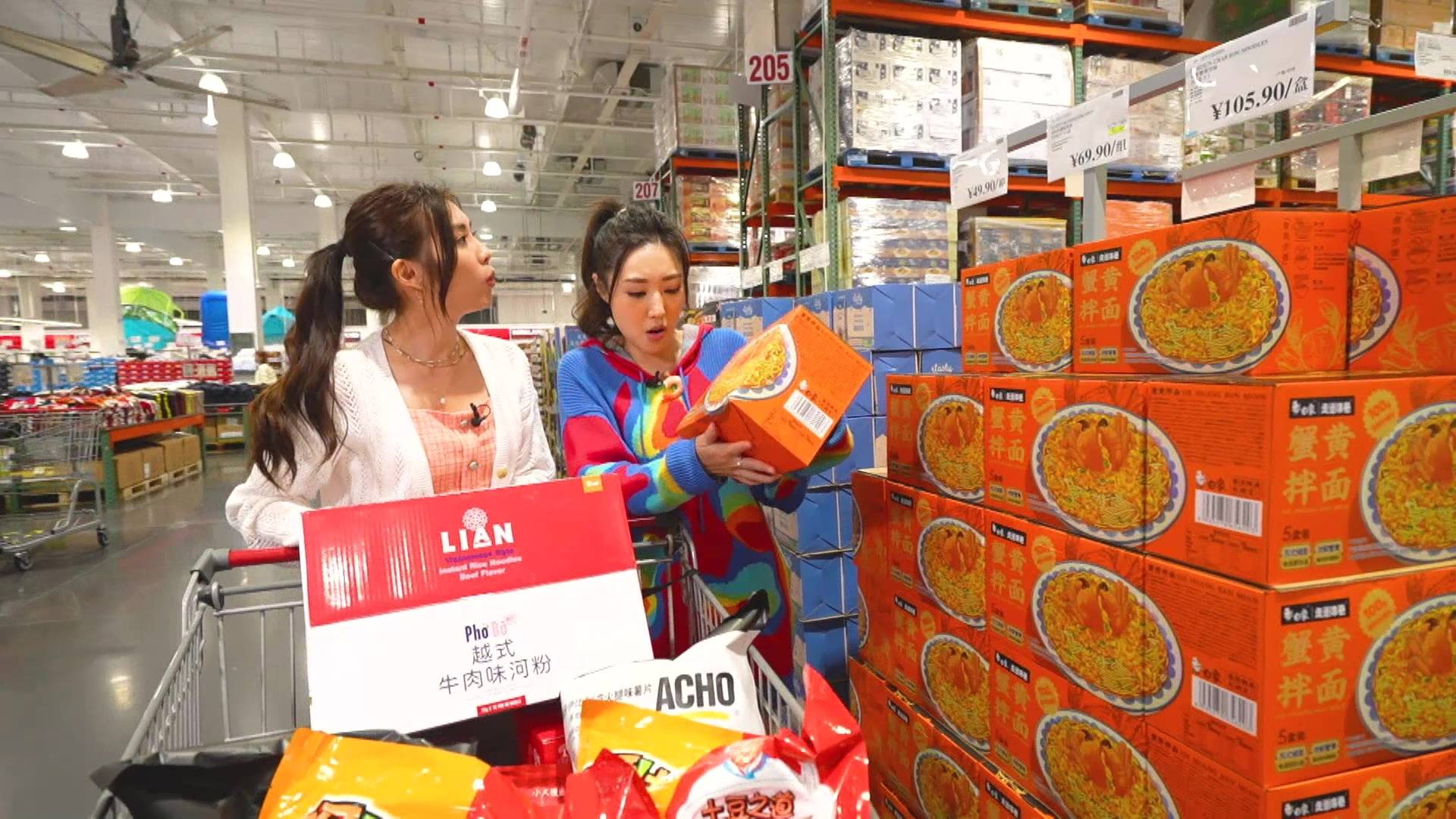 深圳 在仓库式超市拣选蟹黄伴麵为「吃货试伏器」环节试食（图片来源：TVB）