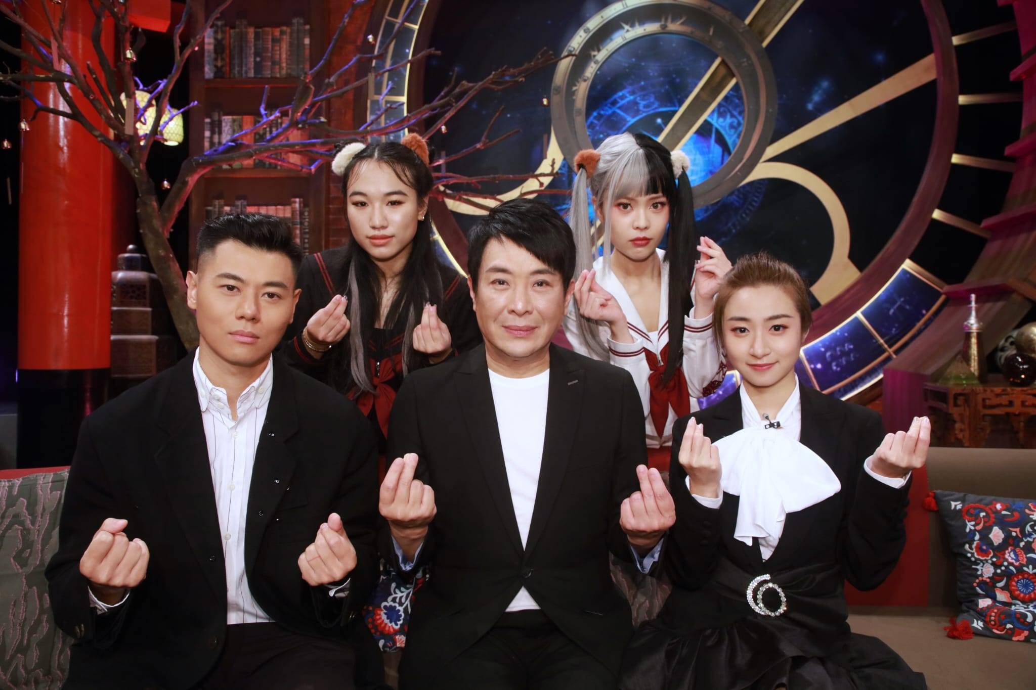 思浩带领 Jojo（右一）、黄耀英（右三）及美女黑白无常主持节目。（图片来源：TVB）