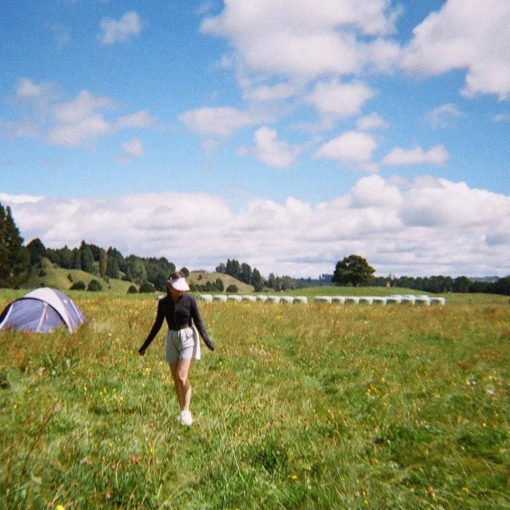 chantel 在新西兰的camping照片中，Chantel展示了她的健康美腿，粉丝们除了讚叹之外，也不忘提醒她要小心蚊钉虫咬。（图片来源：IG@chantelyiu）