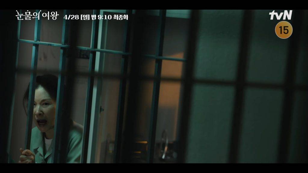 泪之女王 16 线上看 大结局 第二季 伏线 plt tvN版第16集结局预告中，出现了一秒尹殷盛老母入狱的画面，是Netflix 版没有的，观众普遍期望尹殷盛的下场可以像《黑暗荣耀》一样跌入水泥，并且愈早愈好。（图片来源：tvN）