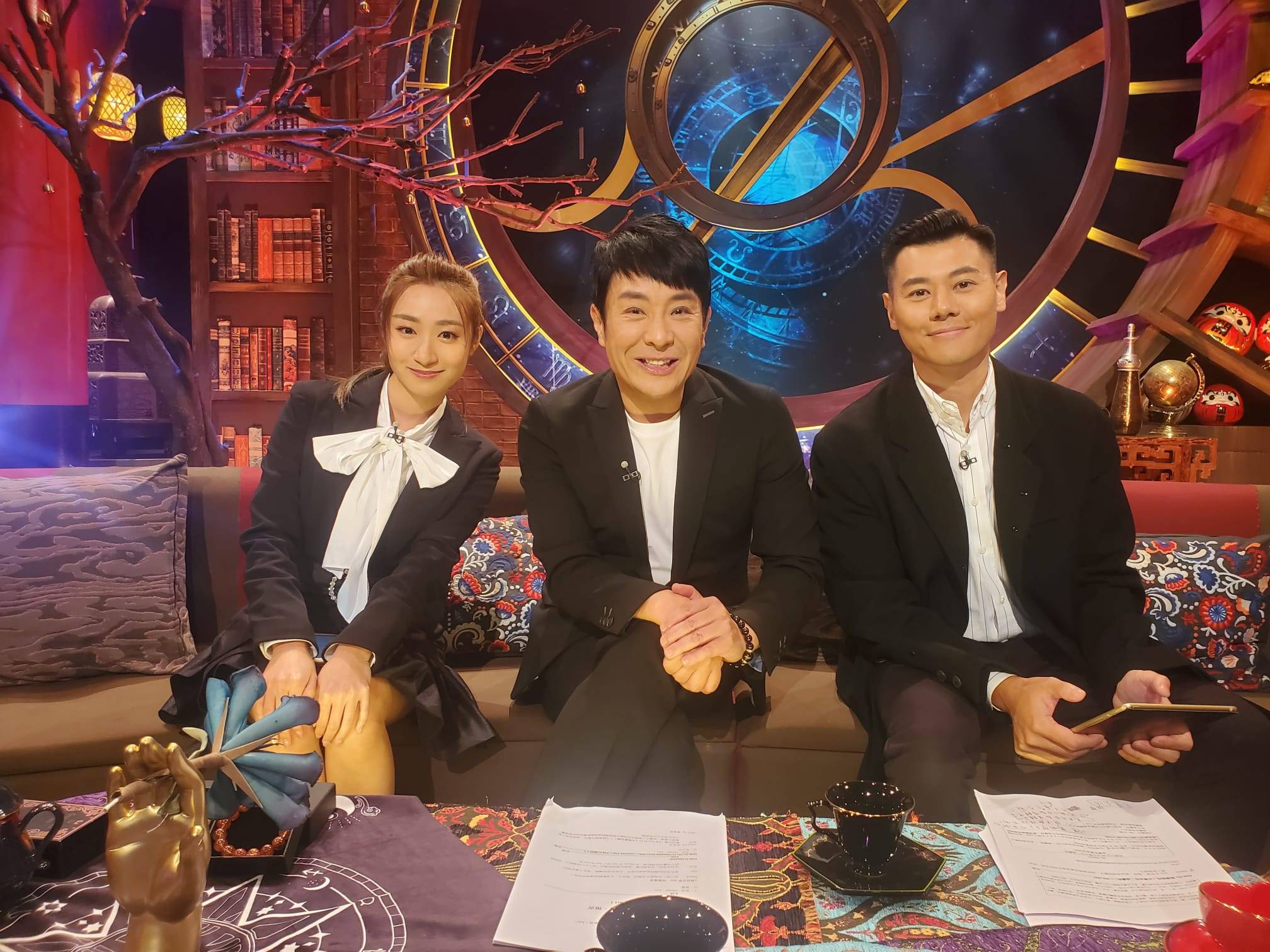 梁思浩跟一班主持及师傅在节目直播前围读。（图片来源：TVB）