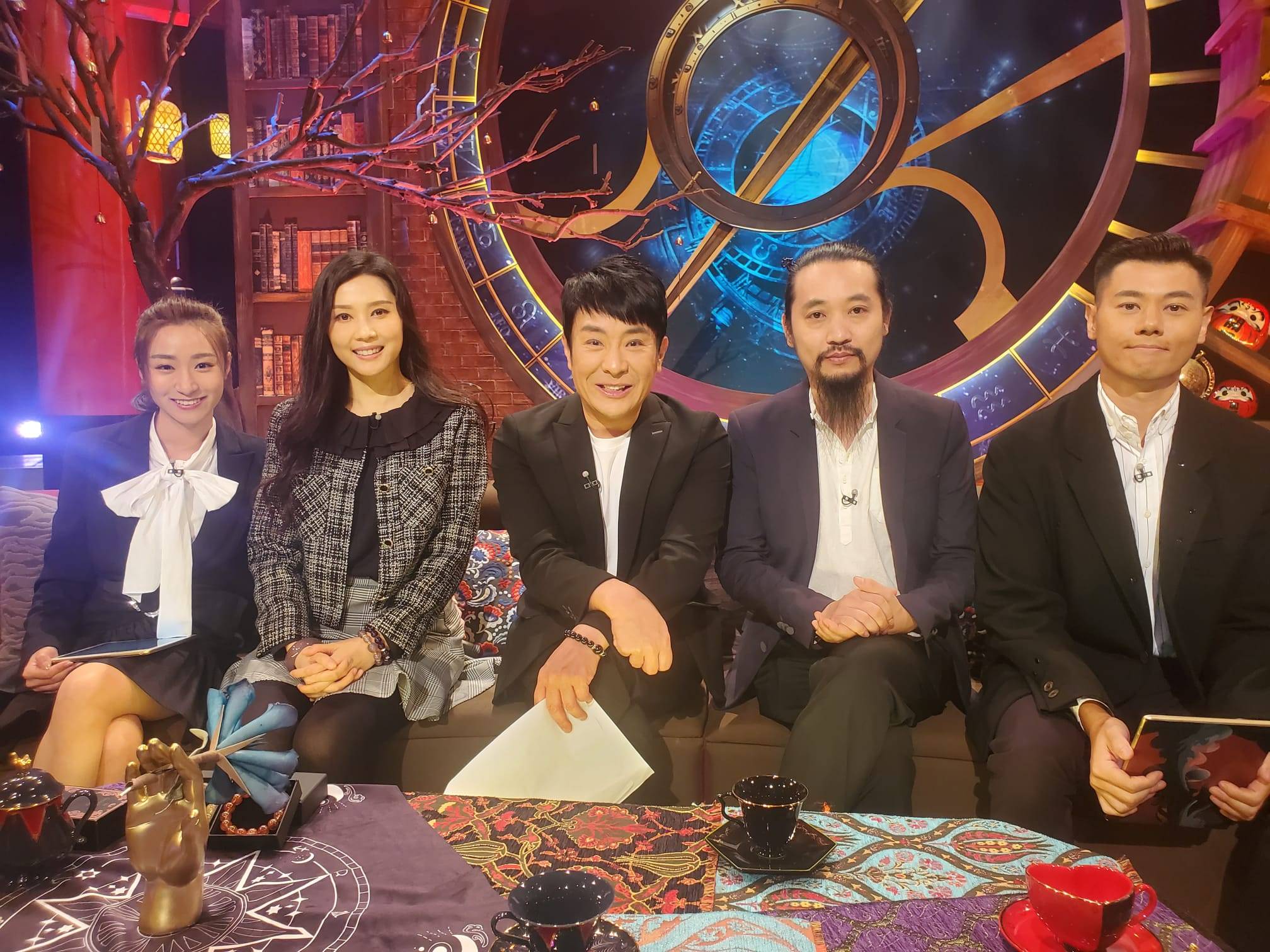 （左起）Jojo、梁思浩、黄耀英担任主持。（图片来源：TVB）
