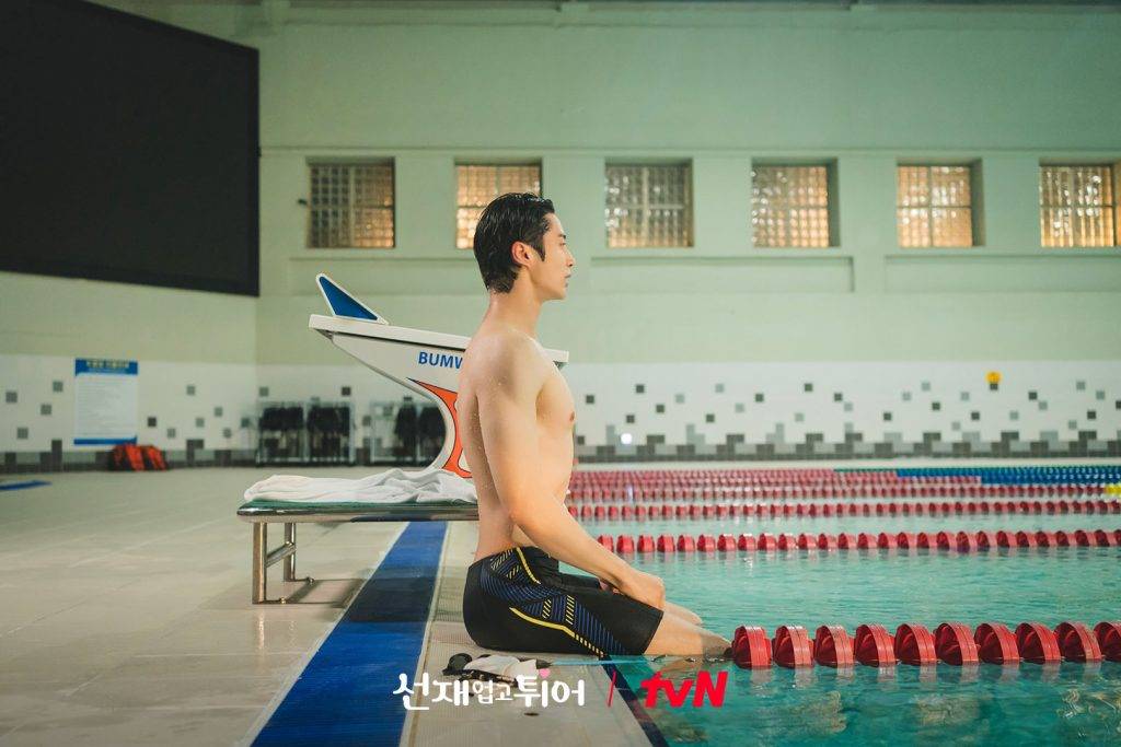 背着善宰跑 边佑锡现实中都是一位游泳健将（图片来源：IG@tvn_drama）
