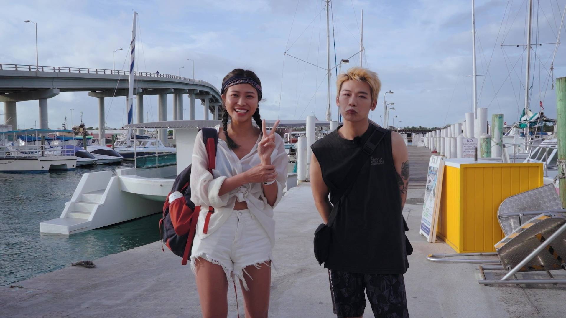 02-06 昨晚一集，刘展霆（Eden）和陈韵行（Kanya）游览巴哈马 Blue Lagoon Island。（图片来源：TVB）