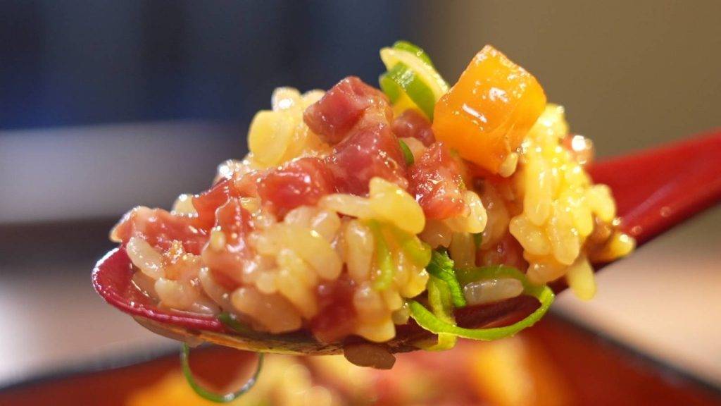 生牛肉蔥花蓋飯（圖片來源：《感動味蕾美食餐廳100強 - 關西篇》@TVB）v