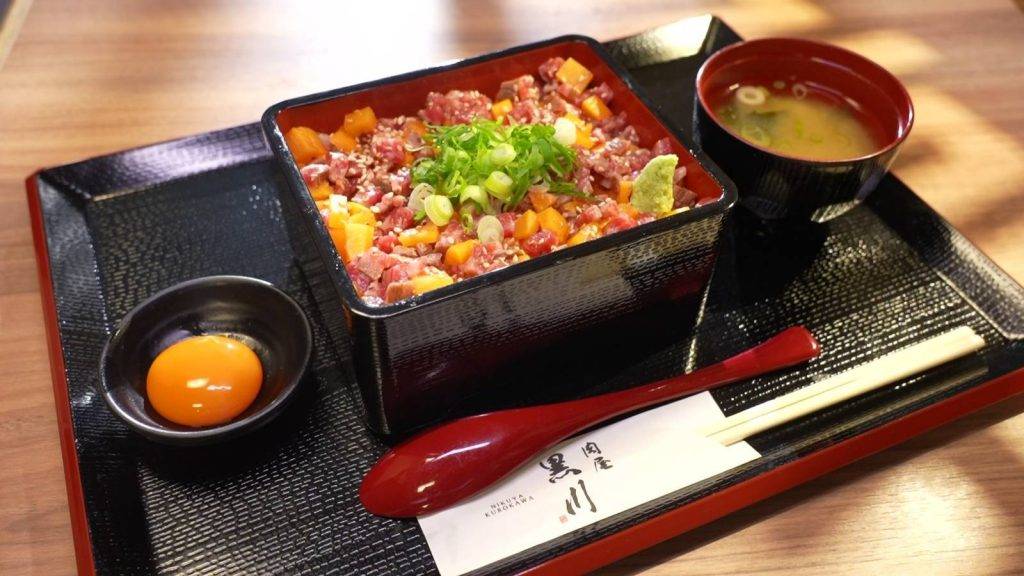 生牛肉蔥花蓋飯（圖片來源：《感動味蕾美食餐廳100強 - 關西篇》@TVB）