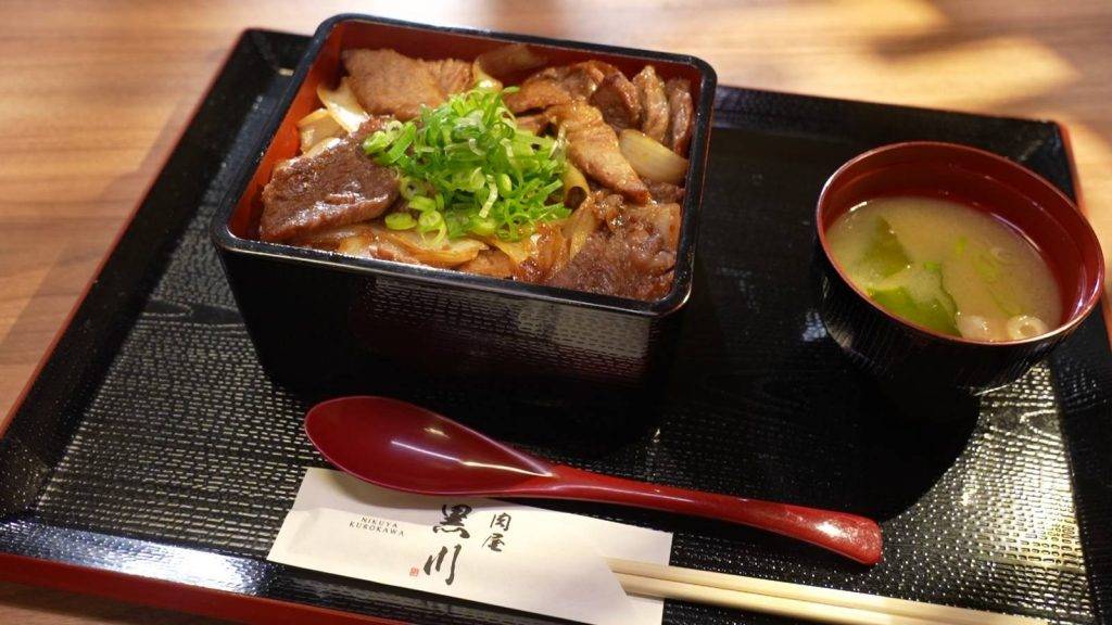 燒肉蓋飯（圖片來源：《感動味蕾美食餐廳100強 - 關西篇》@TVB）