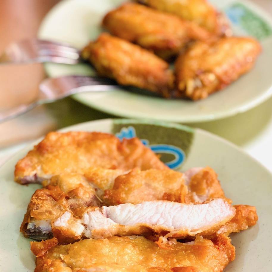 永順 店內的生炸豬扒即叫即炸,吃落脆卜卜,肉嫩多汁。(圖片來源:永順食店)