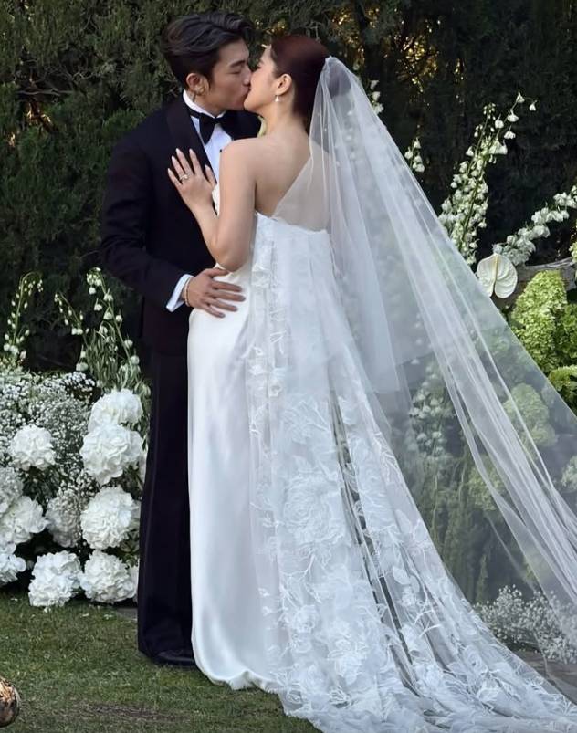Tyson Yoshi 婚禮嘅第1日係歡迎派對,今日(10日)則係正式進行儀式嘅部分,Tyson Yoshi同Christy行禮後在社交平台轉發唔少現場親友拍攝嘅片段。(圖片來源:ig@tysonyoshi)
