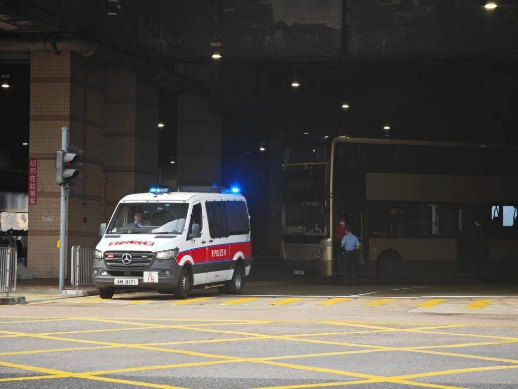 巴士迷 警員接報到場後,多名涉事人等已離開現場,暫時未有人被捕。(圖片來源:FB@車cam L(香港群組))