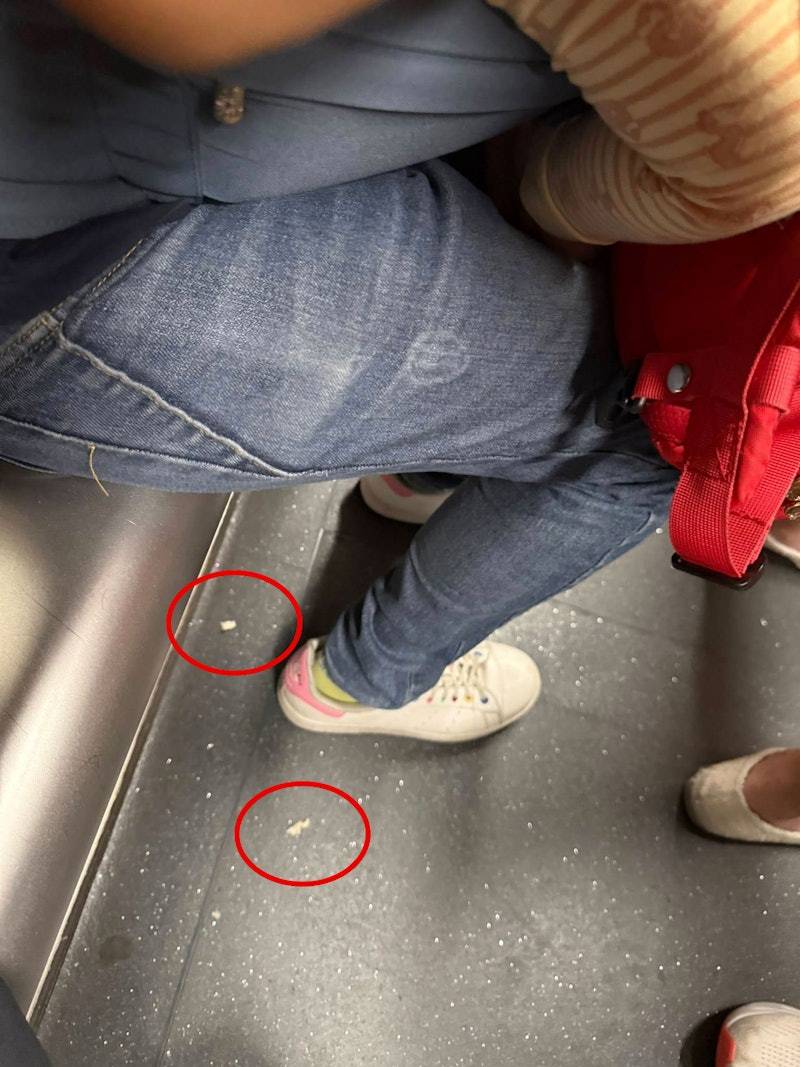 麵包 但地上散落著不少麵包碎。(圖片來源:FB@將軍澳主場)