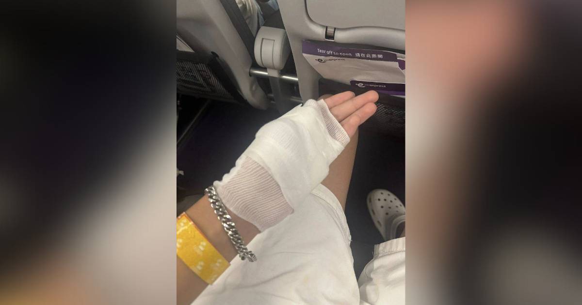 港男搭飛機遇前座小童跳不停 遭撞到倒瀉滾水被燙傷 卻因1事反遭對方全家辱罵