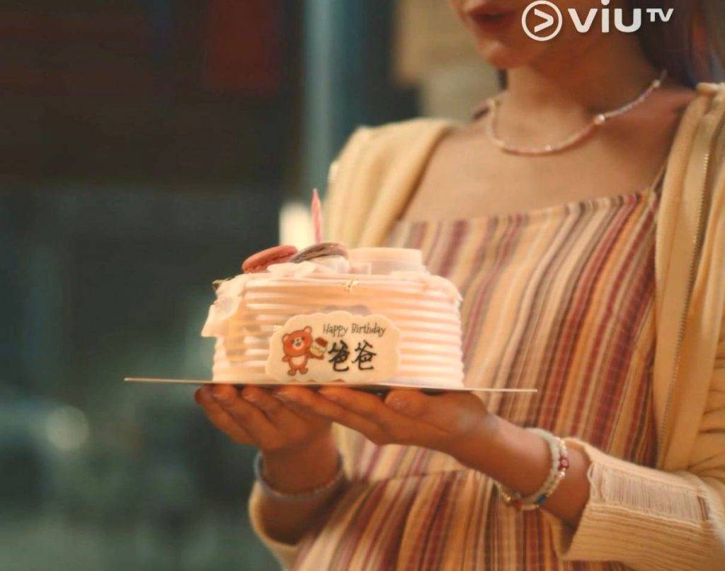 麻甩媽咪 催淚位 許寶恆在劇中亦有拎住蛋糕出場為哎吔爸爸陳子豐慶生嘅場口。(圖片來源:ViuTV)